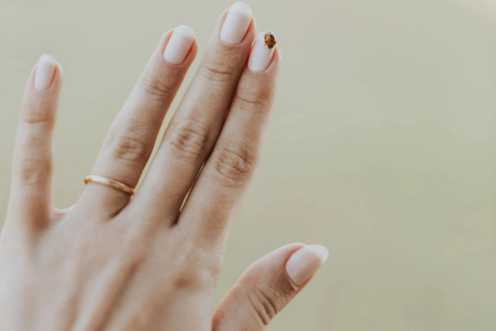 Ongles abîmés : comment les reconnaître et retrouver des ongles plus forts