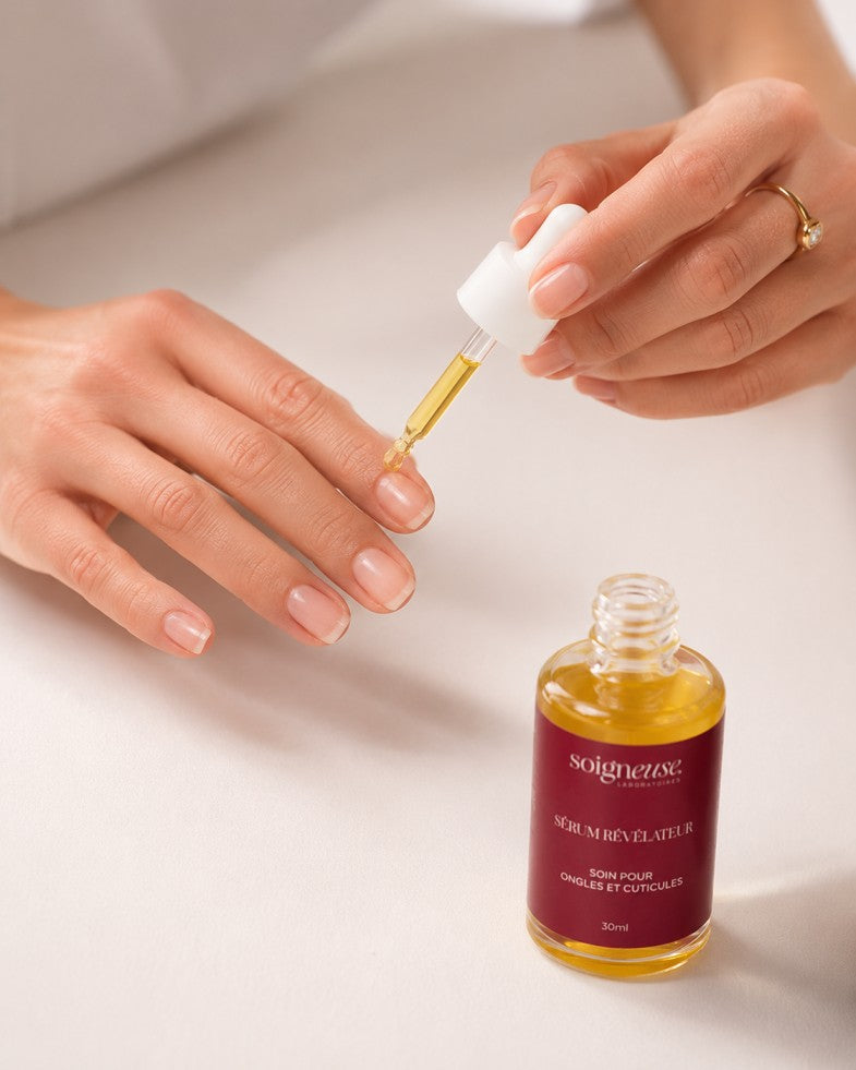 Appliquez une goutte sur chaque ongle et ses cuticules.